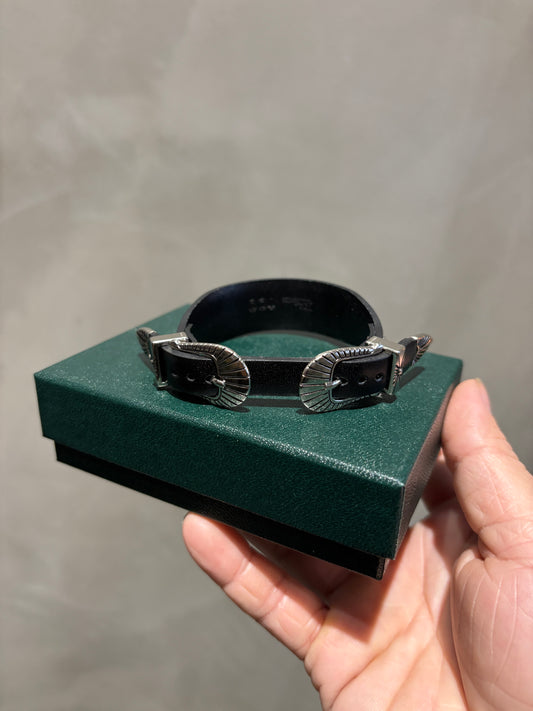 Toga Too Narrow Double Buckle Bangle 黑 雙頭皮革手環