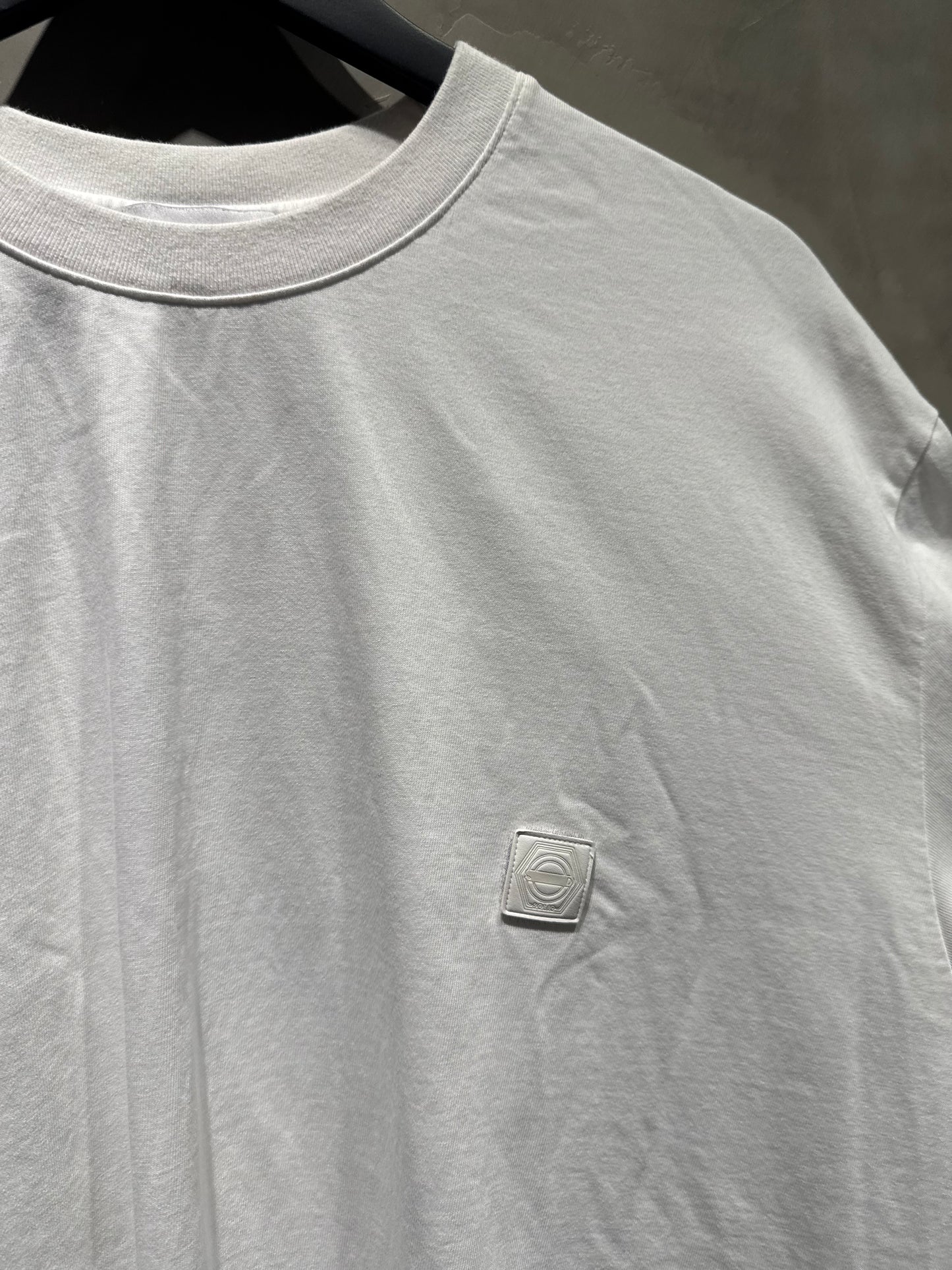 SOLID 背部紫圖白T 中古