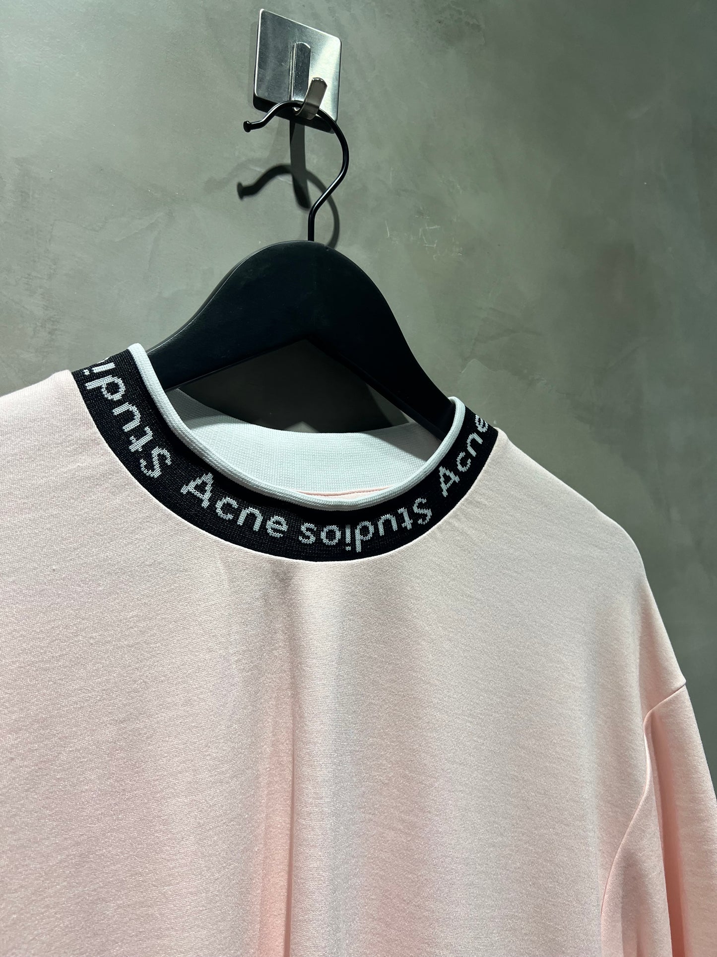 Acne studios粉色領口LOGO T 中古