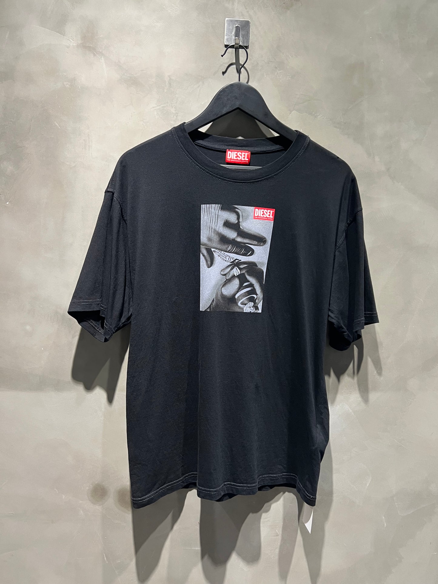 Diesel黑色手寫字體圖案短T 中古